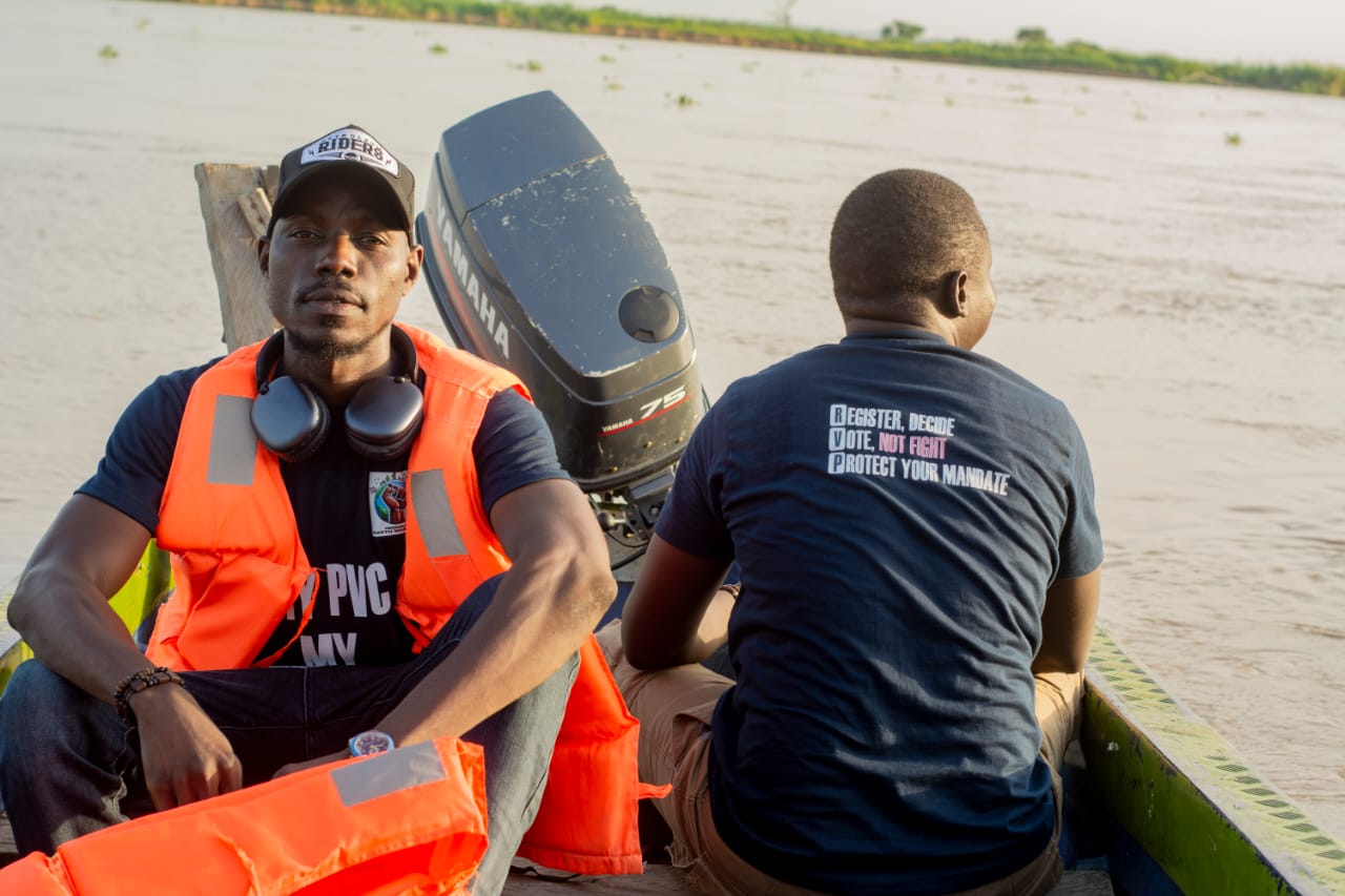 Mobilization team conducting riverine outreach